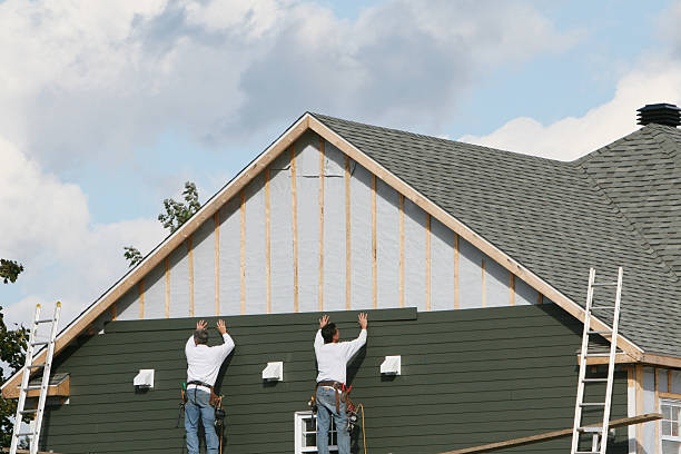 Professional Vinyl Siding technician working in Carthage, IL